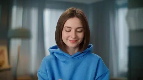 AI Video from prompt: 0:12-0:15 — Появление смартфона с приложением Сп