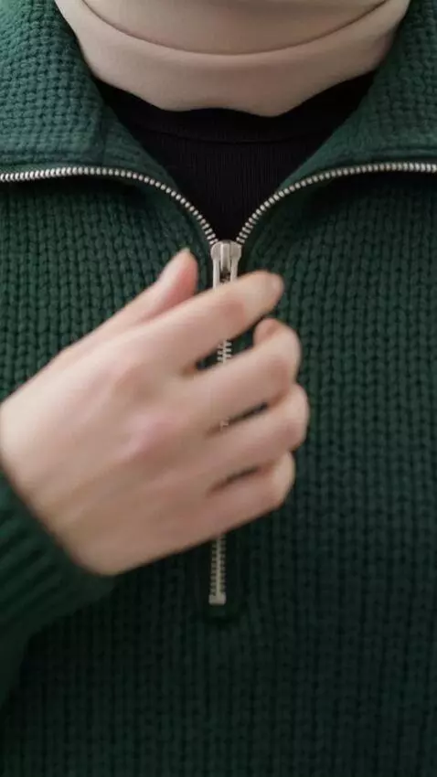 AI Video from prompt: Kamera bergerak cepat mendekat ke tangan model y