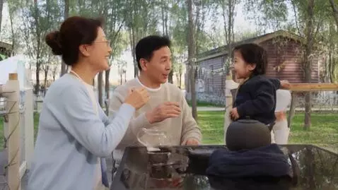 AI Video from prompt: Вся семья ругается на ребёнка.