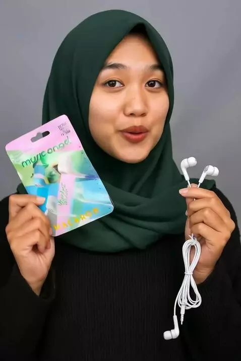 AI Video from prompt: buatkan yang sedang mempromosikan peroduk