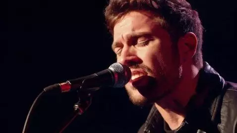 AI Video from prompt: crea un video di un gruppo rock che sta suonando