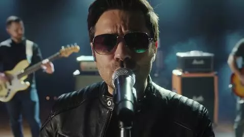 AI Video from prompt: crea un video di un gruppo rock che sta suonando