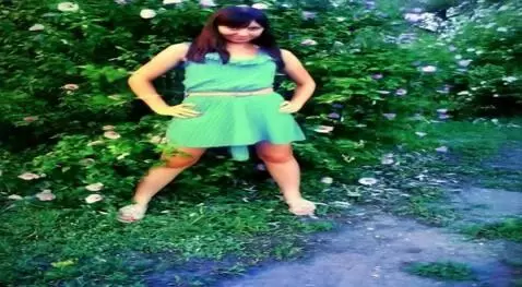 AI Video from prompt: девушка переодевается в купальник