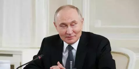 AI Video from prompt: Мужчина в костюме в кабинете делает доклад.