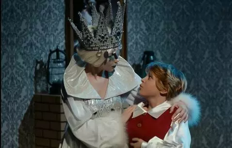 AI Video from prompt: Сорокалетняя снежная королева целуется с юношей 