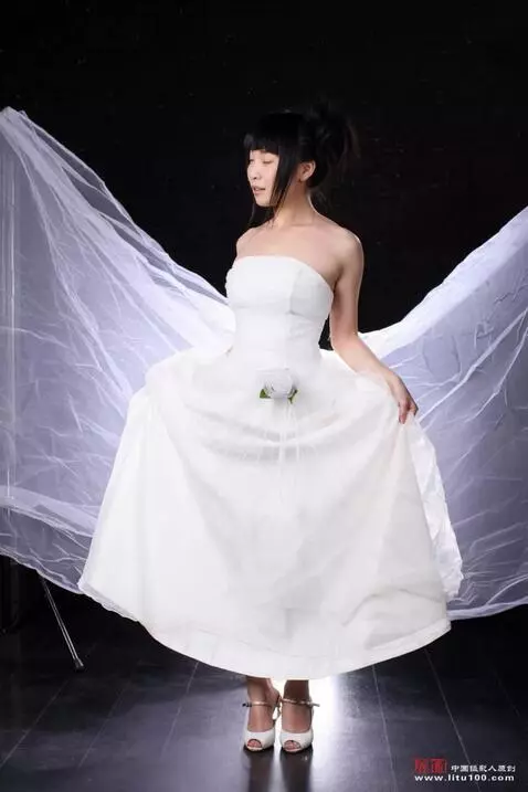 AI Video from prompt: After swaying from side to side, he lifted his h