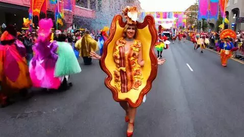 AI Video from prompt: Une femme habillé avec des vêtements de bacon et