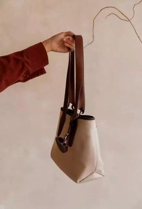 AI Video from prompt: buatkan produk yang sedang di promosikan