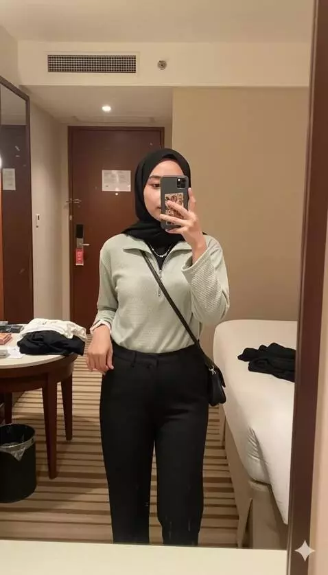 AI Video from prompt: Model berdiri di depan cermin, mengambil video s