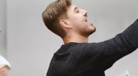 AI Video from prompt: Cette personne fait peur avec son argent à des g