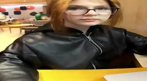 AI Video from prompt: радостно улетает