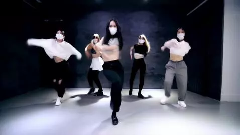 AI Video from prompt: Они тацуют и начинают жёстко и круто танцевать