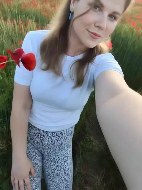 AI Video from prompt: Girl from image dance in white leggings