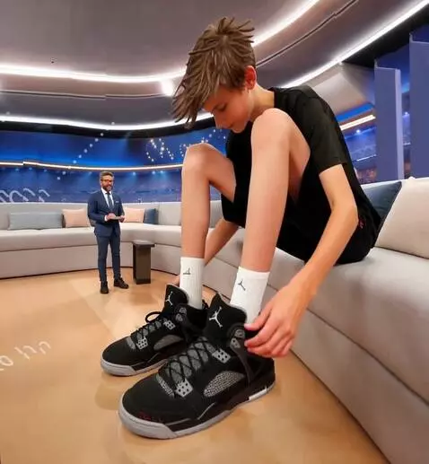 AI Video from prompt: tie your shoelaces and move with your legs