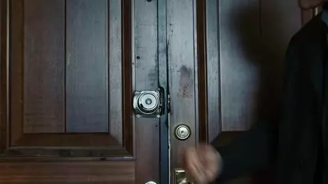 AI Video from prompt: Мужской кулак, стукнувший по грязной старой дере