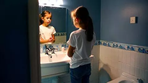 AI Video from prompt: Girl in bathroom