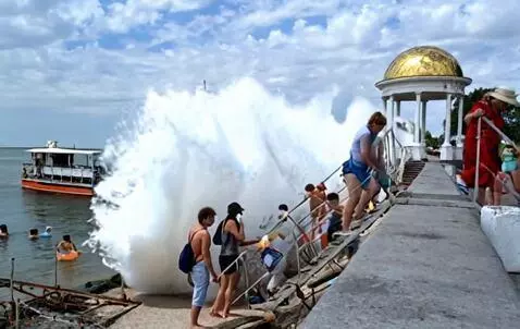 AI Video from prompt: Огромные волны цунами бьют по берегу