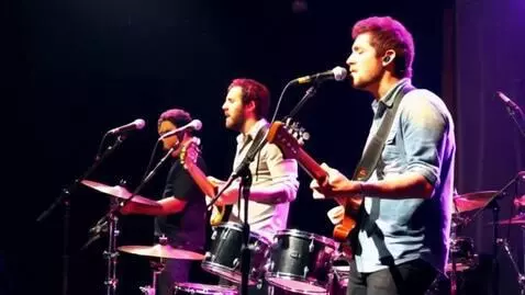 AI Video from prompt: Музыканты играют тяжёлый рок на концерте