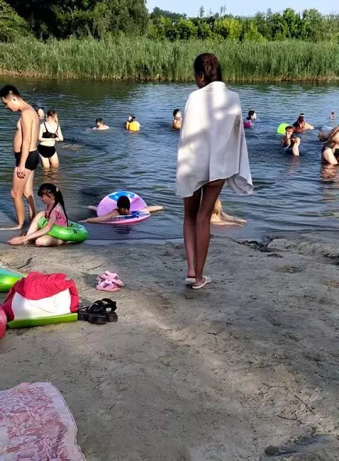 AI Video from prompt: the girl goes swimming