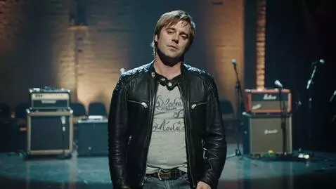 AI Video from prompt: un cantante rock, in primo piano, ripete molte v