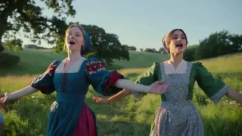 AI Video from prompt: Пусть девушки будут танцевать и петь песню «Мату