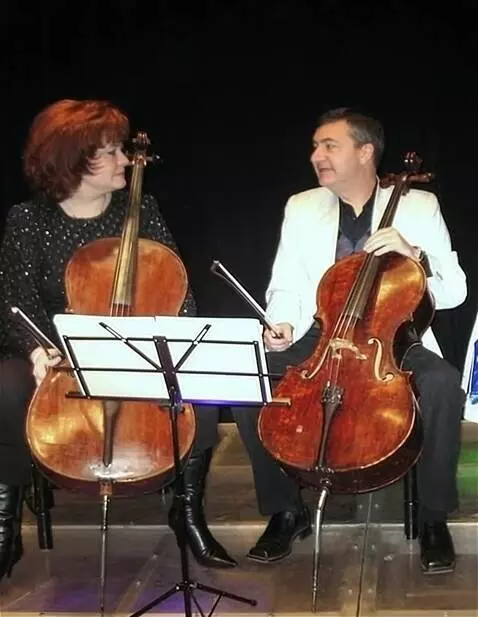 AI Video from prompt: два музыканта нежно общаются