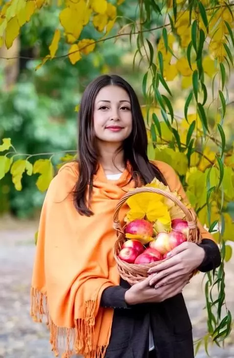 AI Video from prompt: woman eat apple