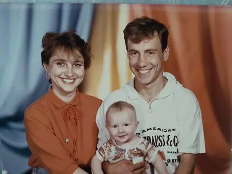 AI Video from prompt: Оживи фотографию, пусть люди на фото улыбаются и