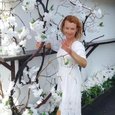 AI Video from prompt: Идёт на камеру машет рукой