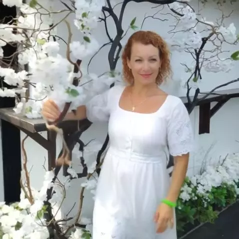 AI Video from prompt: Идёт на камеру вперёд