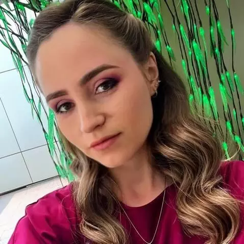 AI Video from prompt: Девушка делает воображаемый минет за щеку