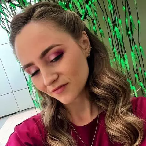 AI Video from prompt: Голова девушки на фото с закрытыми глазами дряга