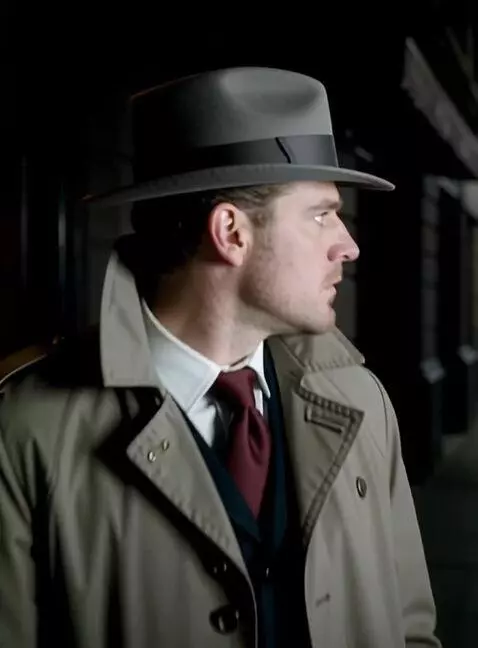 AI Video from prompt: At night in the city of the 1950s, this characte