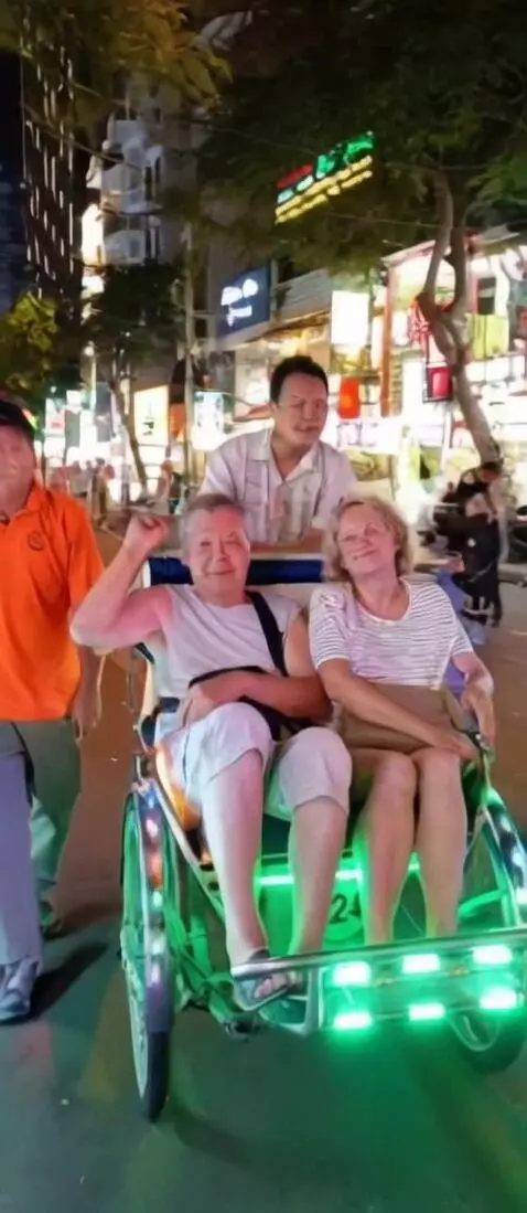 AI Video from prompt: рикша в движении мы в восторге