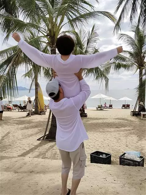 AI Video from prompt: Мужчина поднимает девушку на руки и кружит ее