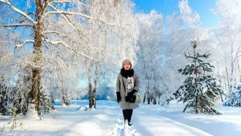 AI Video from prompt: идёт и пританцовывает...