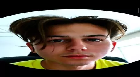 AI Video from prompt: Мальчик сидит играет в контер страйк и кричит во