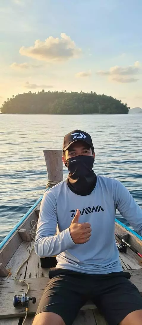 AI Video from prompt: seorang pria tampil bahagia melihat kekiri dan k