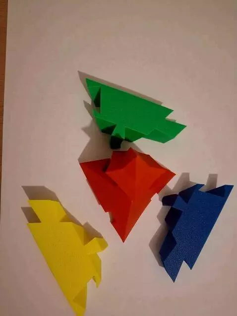 AI Video from prompt: Детали на фото собираются в конусную пирамиду и 