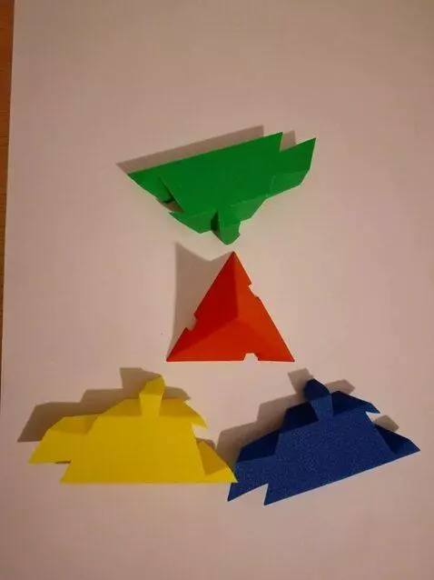 AI Video from prompt: Детали на фото собираются в  пирамидку и крутятс