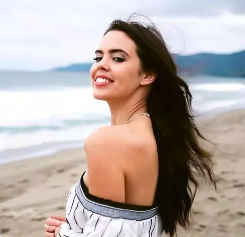 AI Video from prompt: Девушка улыбается. Привести в движение.