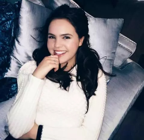 AI Video from prompt: Девушка улыбается. Придать движение.