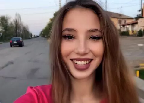 AI Video from prompt: Я иду по улице  и говорю своим подпищекам привет