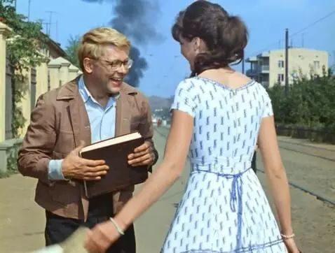 AI Video from prompt: The woman turned her back to the man and lifted 