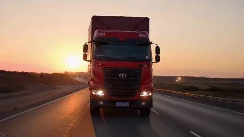 AI Video from prompt: [0–2 сек] 📹 Фура трогается с места, фары загораю