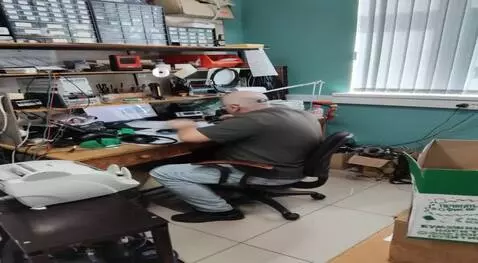 AI Video from prompt: человек с фотографии в латексном купальнике прыг