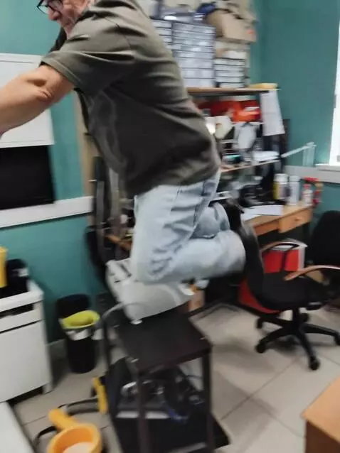 AI Video from prompt: человек с фотографии в латексном купальнике прыг