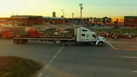 AI Video from prompt: Видео показывает, как колонны фур привозят строй