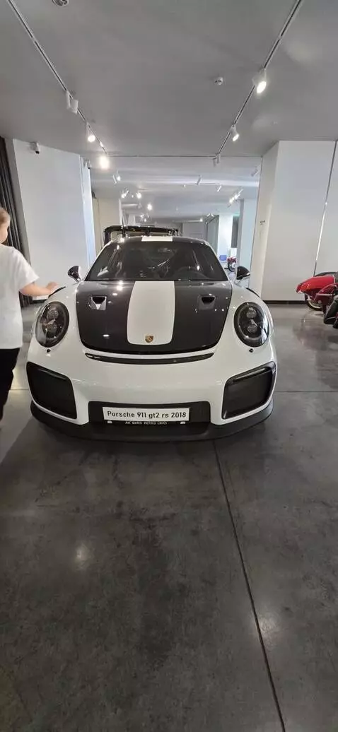 AI Video from prompt: Садится в машину и уезжает