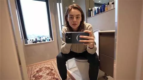 AI Video from prompt: **Сцена:** Ванная комната в современной квартире